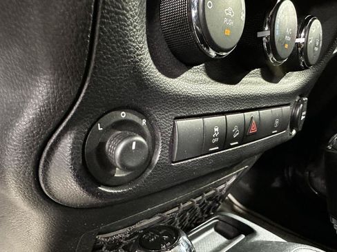 Used 2014 Jeep Wrangler Unlimited Rubicon w/ Connectivity Group AWD/4WD image 22