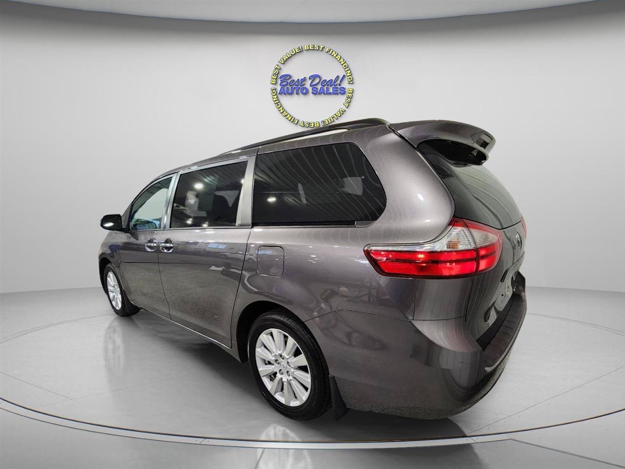 Used 2017 Toyota Sienna XLE AWD/4WD image 3