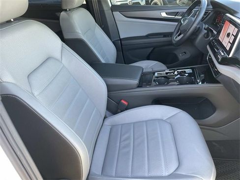 Used 2025 Volkswagen Atlas Cross Sport SEL R-Line image 28