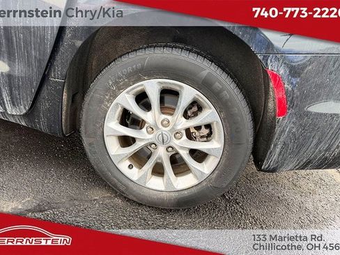 Used 2021 Chrysler Pacifica Touring-L image 24