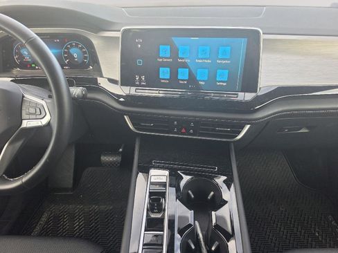 Used 2024 Volkswagen Atlas Cross Sport SE image 16