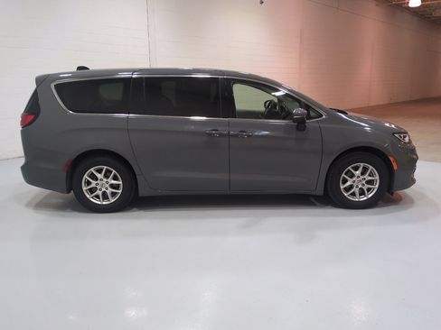 Used 2023 Chrysler Pacifica Touring-L FWD image 2