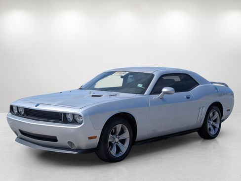 Used 2010 Dodge Challenger SE image 1