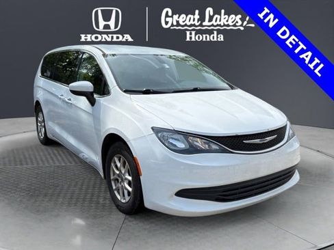 Used 2017 Chrysler Pacifica Touring FWD image 1