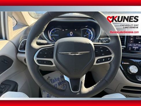 Used 2024 Chrysler Pacifica Select image 38