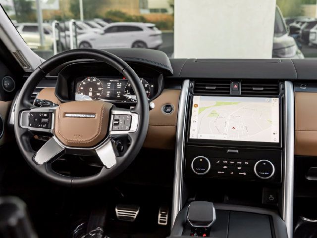 Used 2025 Land Rover Discovery Metropolitan Edition AWD/4WD image 24