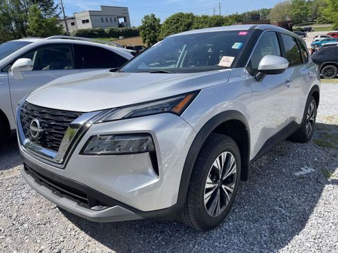 Used 2023 Nissan Rogue SV image 3