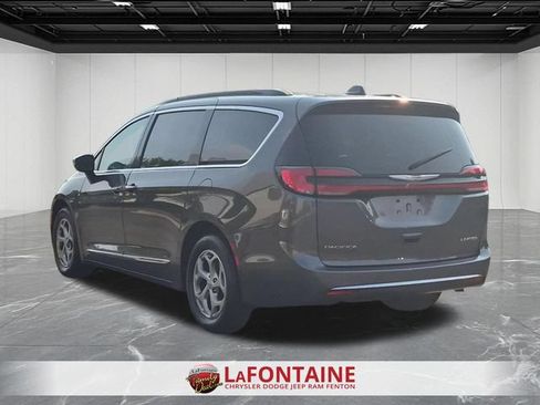 Used 2023 Chrysler Pacifica Limited FWD image 3