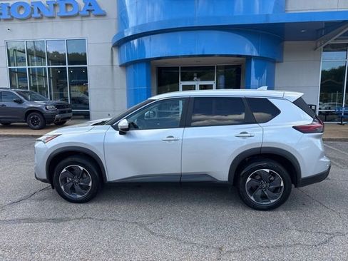 Used 2024 Nissan Rogue SV FWD image 8
