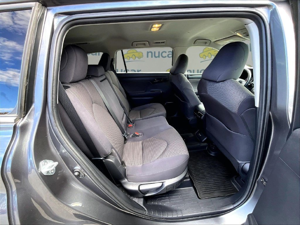 Used 2021 Toyota Highlander LE AWD/4WD image 16