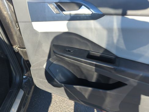 Certified 2022 Volkswagen Taos SE image 16