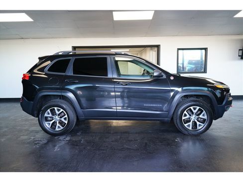 Used 2015 Jeep Cherokee Trailhawk AWD/4WD image 8