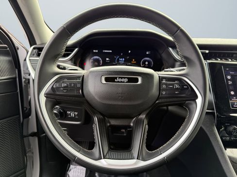 Used 2023 Jeep Grand Cherokee Laredo image 11