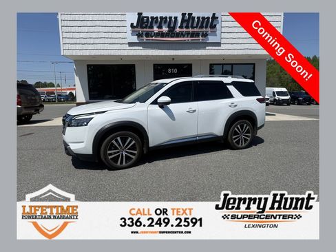 Used 2025 Nissan Pathfinder Platinum image 1
