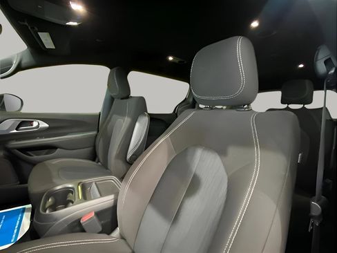 Used 2023 Chrysler Pacifica Touring FWD image 10