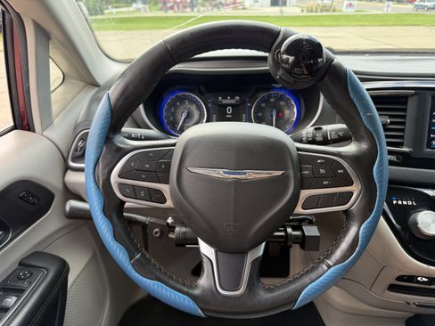 Used 2020 Chrysler Pacifica Touring-L FWD image 13