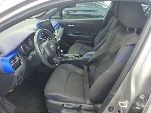 Used 2020 Toyota C-HR XLE FWD image 4