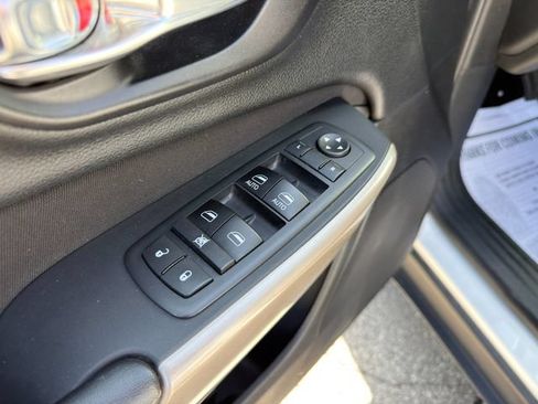 Used 2017 Jeep Cherokee Latitude w/ Comfort/Convenience Group AWD/4WD image 17
