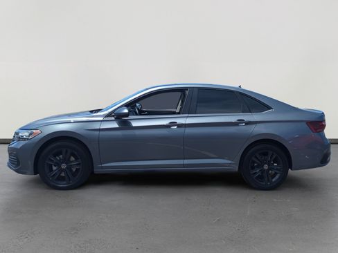 Used 2023 Volkswagen Jetta SE w/ Panoramic Sunroof Package FWD image 2