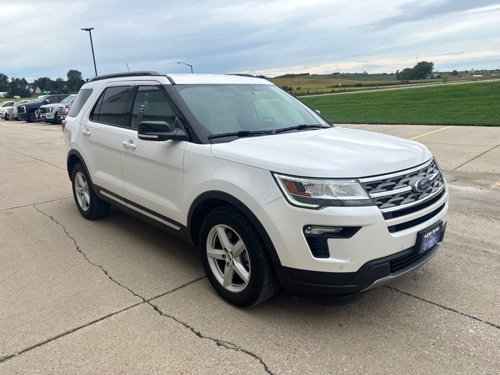 Used 2018 Ford Explorer XLT w/ Equipment Group 202A FWD image 3