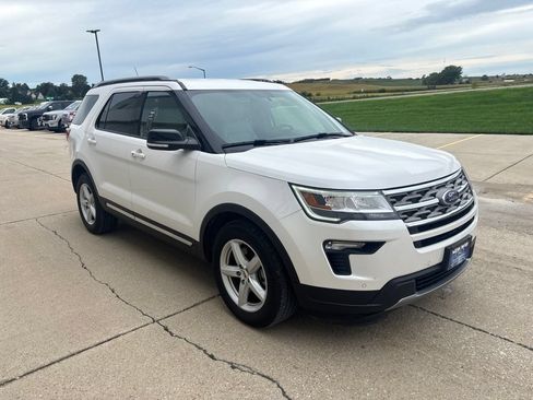 Used 2018 Ford Explorer XLT w/ Equipment Group 202A FWD image 3