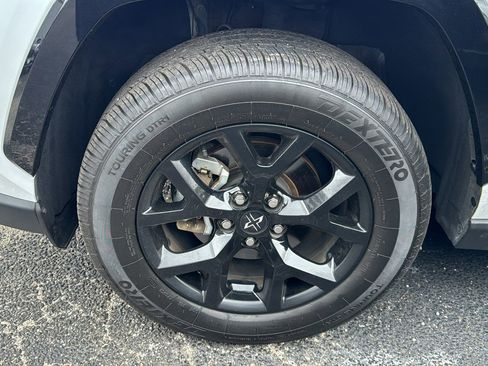 Used 2021 Toyota RAV4 XLE w/ Convenience Package FWD image 6