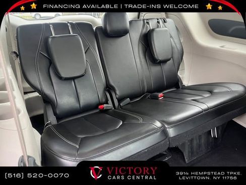 Used 2023 Chrysler Pacifica Touring-L image 21