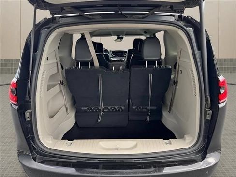 Used 2023 Chrysler Pacifica Touring-L FWD image 16