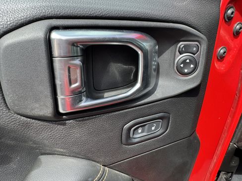 Used 2025 Jeep Wrangler Unlimited Sahara w/ Safety Group AWD/4WD image 11
