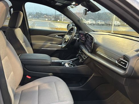 Used 2025 Chevrolet Traverse LT image 10