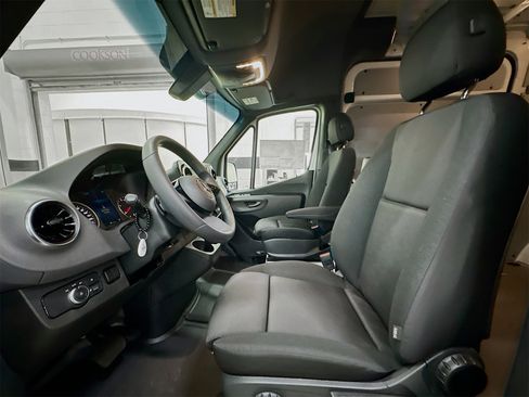Used 2025 Mercedes-Benz Sprinter 2500 image 15