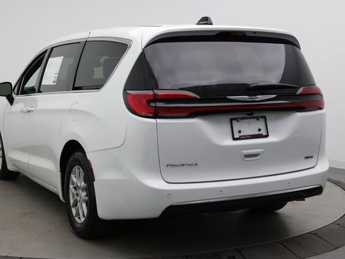 Used 2026 Chrysler Pacifica Select FWD image 5