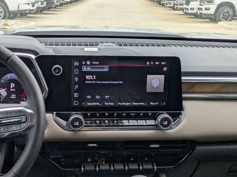 Used 2025 GMC Canyon Denali image 16