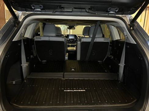 Used 2021 Toyota Highlander XLE AWD/4WD image 21