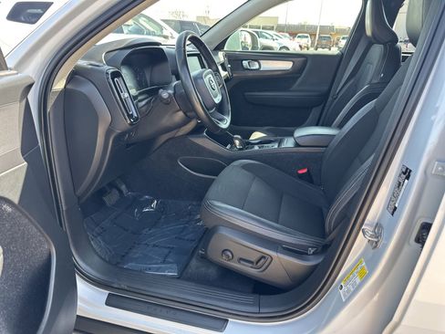 Used 2020 Volvo XC40 T5 Momentum image 24