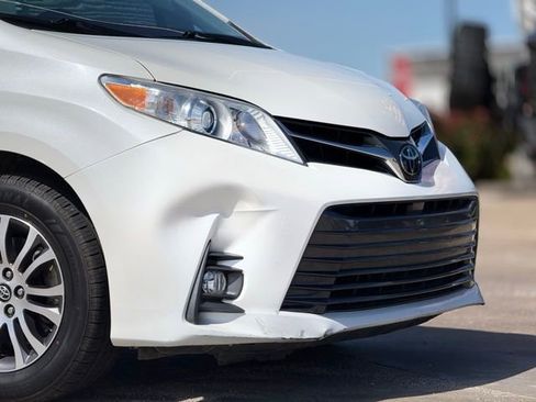 Used 2020 Toyota Sienna XLE w/ XLE Navigation Package image 7