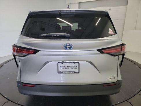 Used 2021 Toyota Sienna XLE FWD image 8
