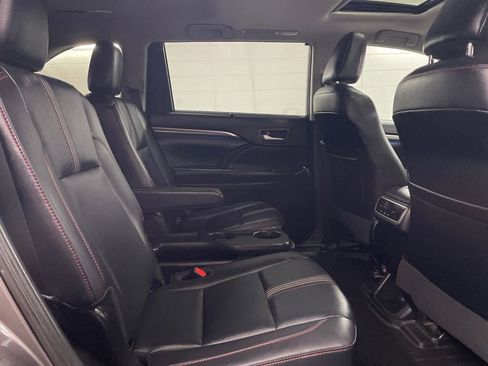 Used 2019 Toyota Highlander SE image 28