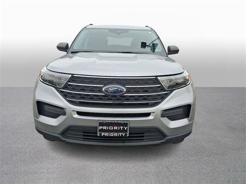 Used 2022 Ford Explorer XLT image 2