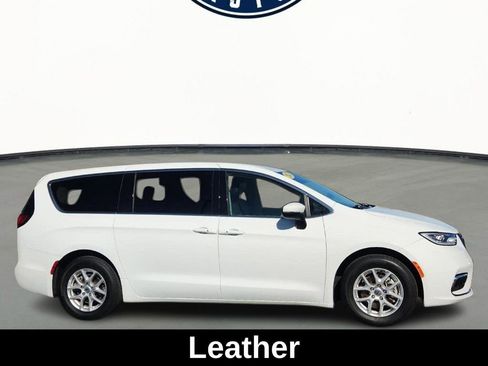 Used 2023 Chrysler Pacifica Touring-L image 3