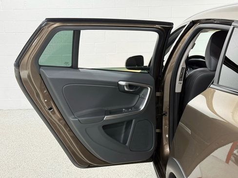 Used 2016 Volvo V60 T5 Cross Country image 62