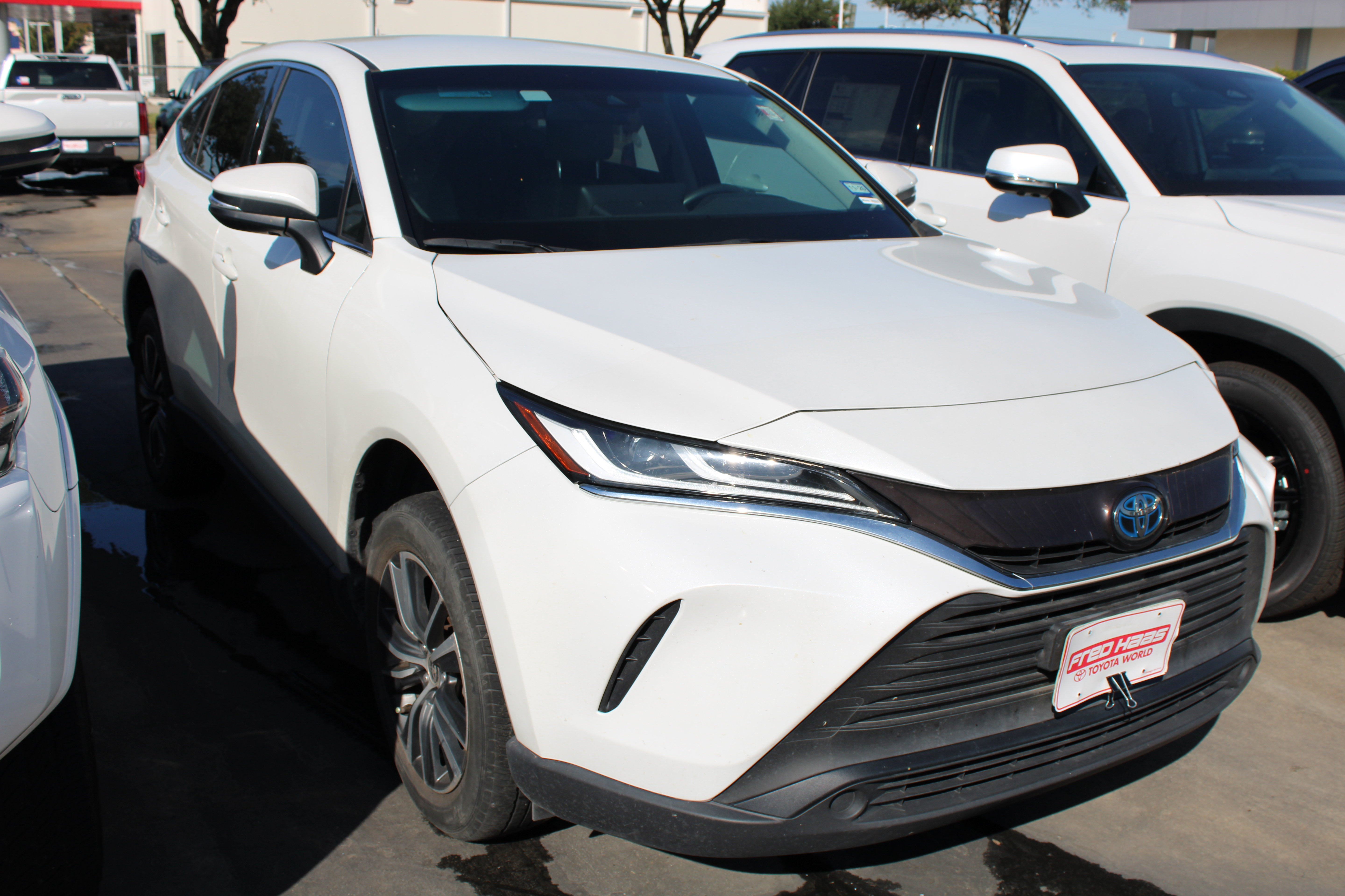 Used 2023 Toyota Venza LE AWD/4WD image 2