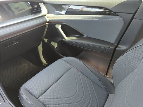 Certified 2025 Volkswagen Tiguan SE R-Line image 27