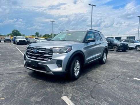 Used 2025 Ford Explorer Active AWD/4WD image 4