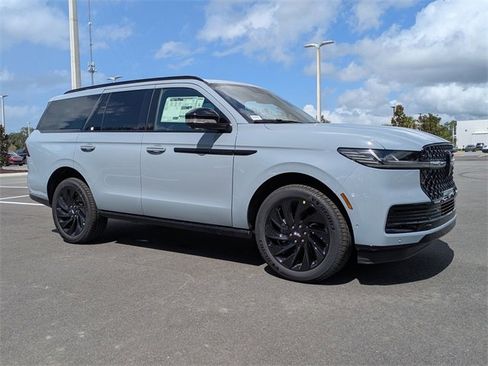 New 2025 Lincoln Navigator Reserve w/ Jet Appearance Package image 2