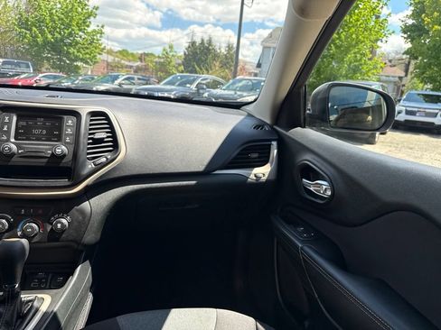 Used 2015 Jeep Cherokee Sport FWD image 21