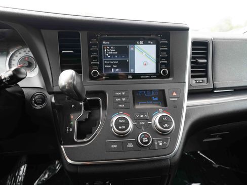 Used 2019 Toyota Sienna SE w/ SE Preferred Package AWD/4WD image 17
