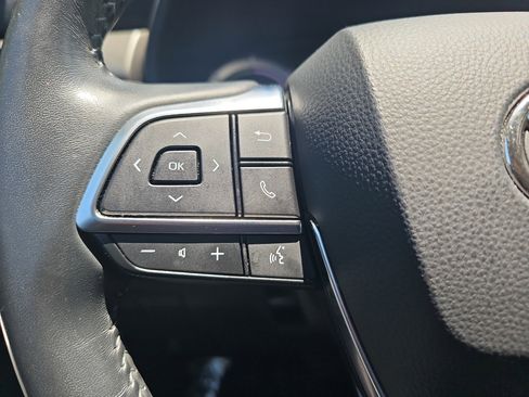 Used 2020 Toyota Highlander LE FWD image 18