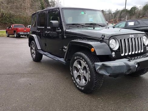 Used 2017 Jeep Wrangler Unlimited Sahara w/ Connectivity Group image 13