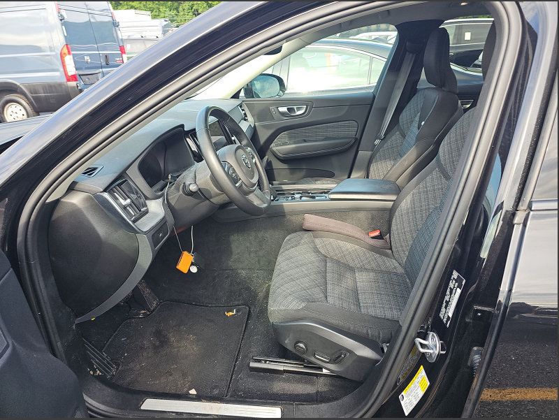 Used 2024 Volvo XC60 B5 Core AWD/4WD image 5